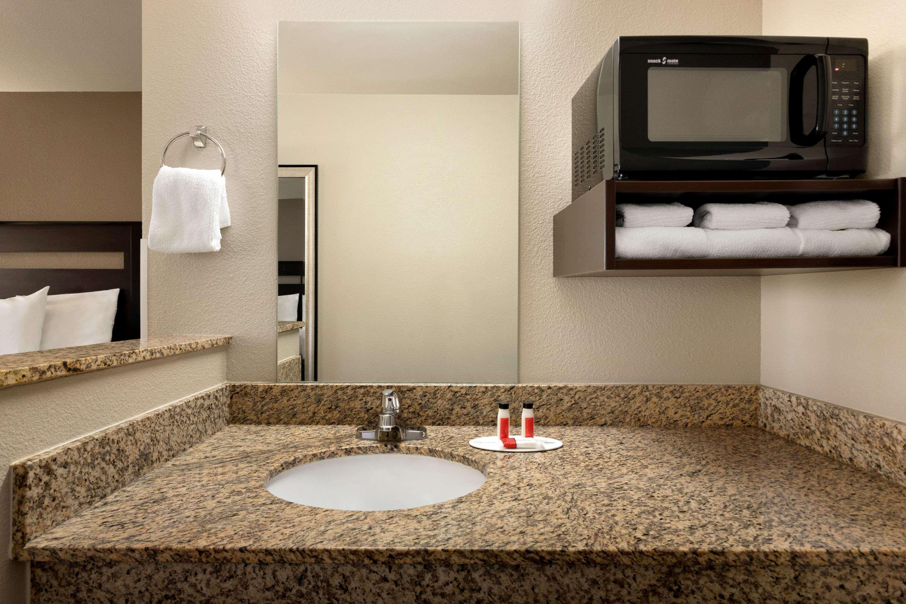Hotel Baymont By Wyndham Wellington Esterno foto
